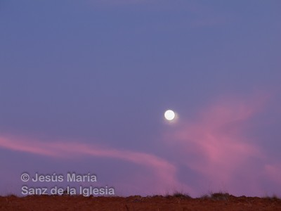 Las nubes crean formas caprichosas, parecen jugar con la luna