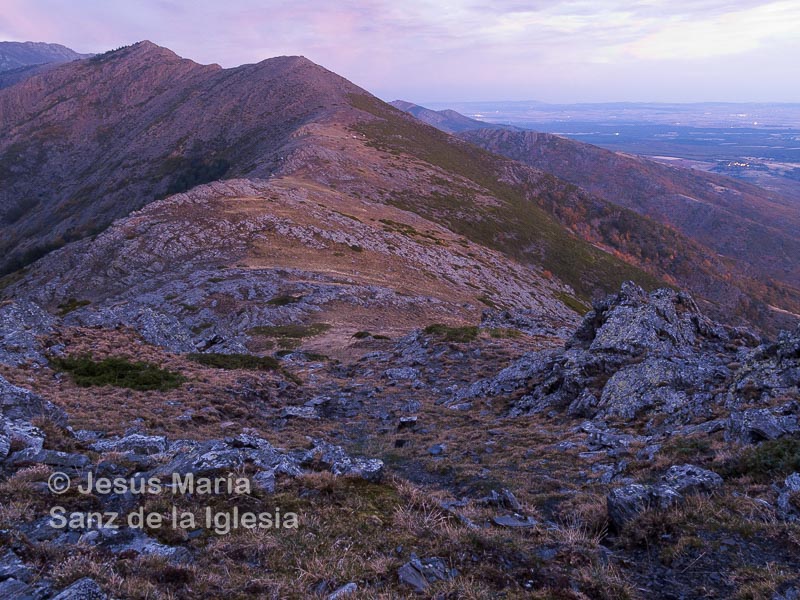 El cordal de la sierra de Ayllón desde Valdebecerril, al amanecer